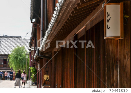 春のひがし茶屋街の景色 79441359