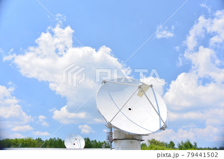初夏の晴れ間の電波望遠鏡2台 79441502