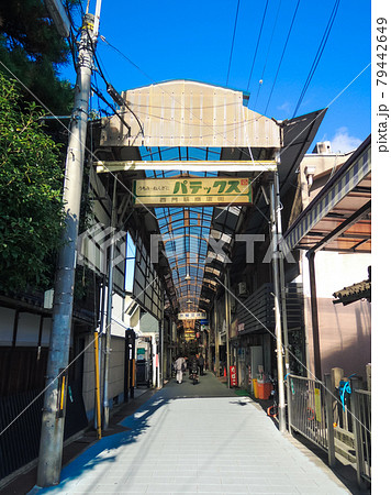 藤井寺駅周辺のアーケード商店街（西門筋商店街） 79442649