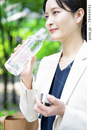 水分補給する女性 79444541