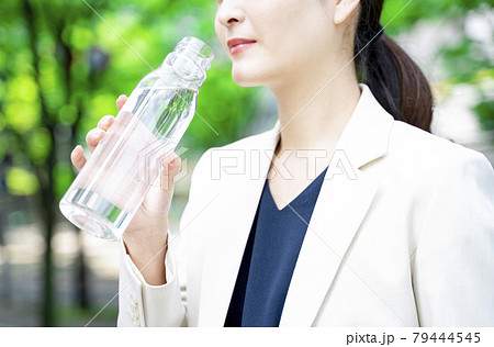 水分補給する女性 79444545