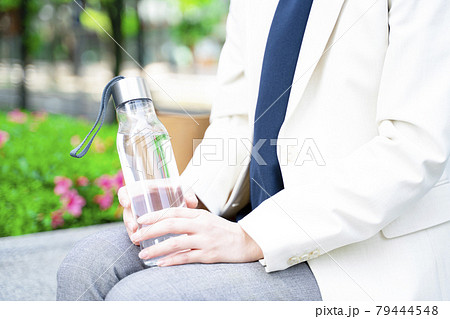 水分補給する女性 水分補給する女性 79444548