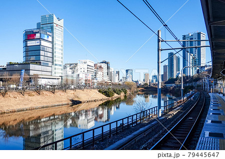 市ヶ谷駅ホームから江戸城外濠沿いのビル群 市ヶ谷駅ホームから江戸城外濠沿いのビル群 79445647