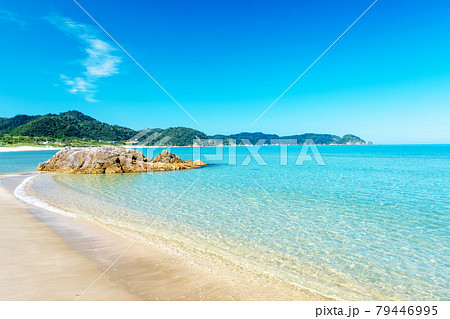 日本海の浜辺　岩美ブルー東浜海岸の夏景色 79446995