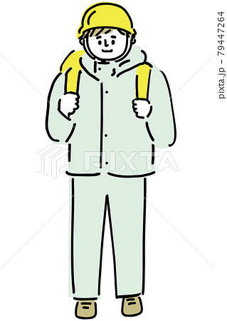 ヘルメットをかぶった避難する男性 79447264