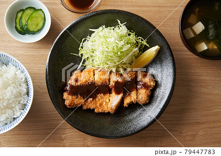 ソースをかけたとんかつ ソースをかけたとんかつ 79447783