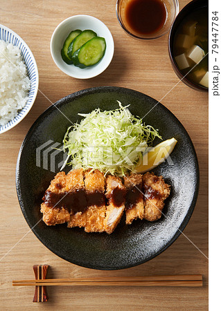 ソースをかけたとんかつ 79447784