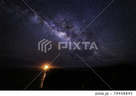 《沖縄県 宮古島》平安名灯台と宮古島の星空 《沖縄県 宮古島》平安名灯台と宮古島の星空 79448845