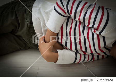 お腹を押さえる子供 79449928