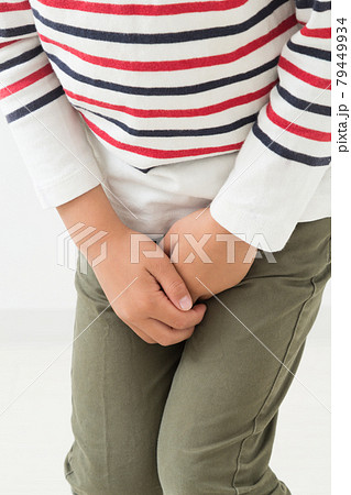 股間を押さえる子供 79449934