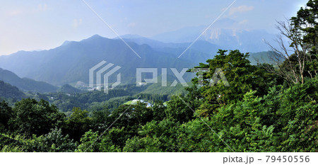奥武蔵の日向山より望む奥武蔵の山々のパノラマ写真 79450556