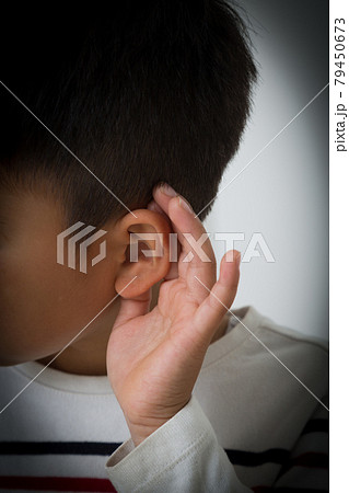 耳をすます子供 耳をすます子供 79450673