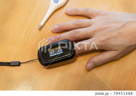 体調管理の為、家庭で血中酸素飽和度を測定する 79451398