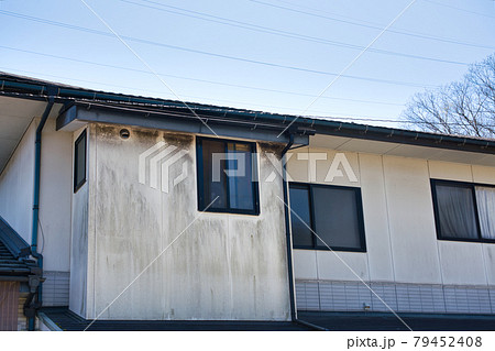 汚れた外壁 汚れた外壁 79452408