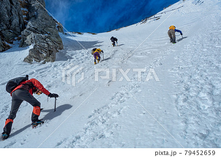 雪の木曽駒ヶ岳、ピッケルとアイゼンを使い八丁坂を登る登山者の写真素材 [79452659] - PIXTA