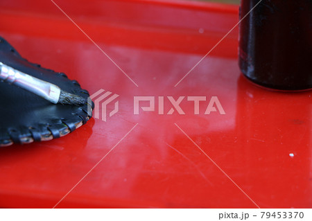 レザークラフトで染色する革と筆 79453370