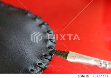 レザークラフトで染色する革と筆 レザークラフトで染色する革と筆 79453371