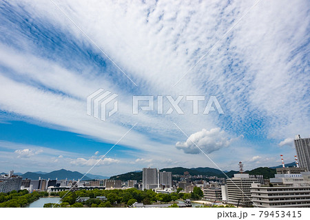 《広島市》都市の街並みと青空 79453415