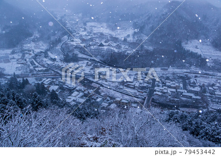 雪の山寺 （立石寺）から山寺駅周辺を見下ろす 79453442
