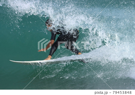 波のトンネルをくぐるホットなサーファー 79453848