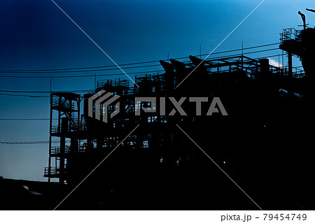 東京都下水道局　東部スラッジプラント　工場　パイプ　煙突　水蒸気　東京　千葉　荒川　河川敷 79454749