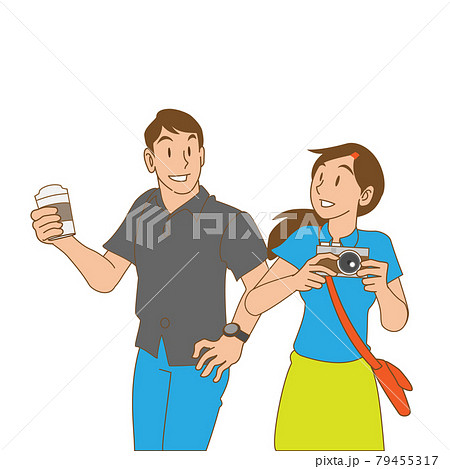 コーヒーを飲む男性と撮影を楽しむ女性のカップル コーヒーを飲む男性と撮影を楽しむ女性のカップル 79455317