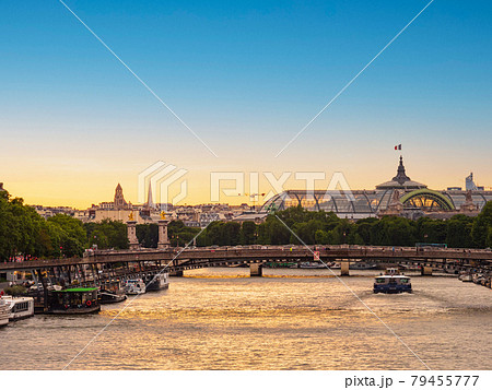 パリ　夕暮れのセーヌ川 79455777