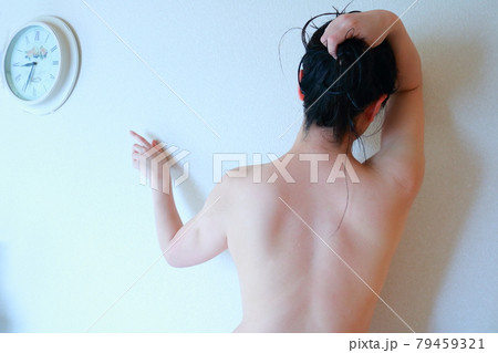 女性ヌード後ろ姿背中時計を指指す女性 女性ヌード後ろ姿背中時計を指指す女性 79459321