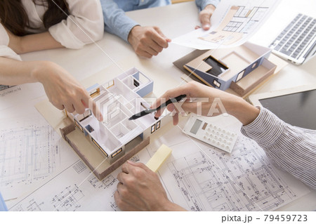 住宅模型を見ながら打ち合わせする施主と設計師 79459723