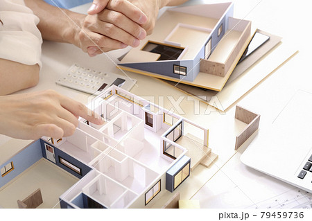 住宅模型を見ながら打ち合わせする施主と設計師 79459736
