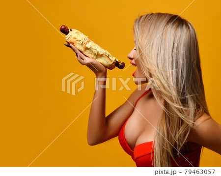 Sexy model eating fast food Hot Dog 79463057