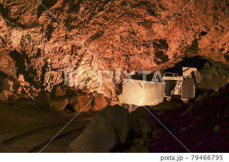 佐渡金山 道遊の割戸の真下にある金鉱脈の採掘跡 佐渡金山 道遊の割戸の真下にある金鉱脈の採掘跡 79466795