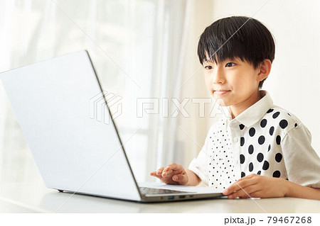 ノートパソコンを操作する男の子 79467268