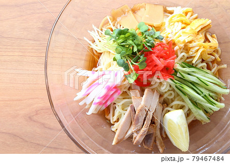 テーブルの冷やし中華 俯瞰 背景画像の写真素材