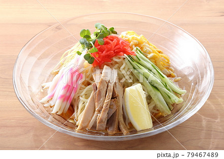茶色テーブルの冷やし中華 茶色テーブルの冷やし中華 79467489