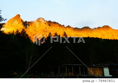 八ヶ岳　赤岳鉱泉から見る夕陽に赤く染まる横岳と稜線 79467651
