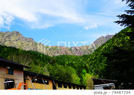 八ヶ岳　赤岳鉱泉から見る赤岳と稜線 79467704