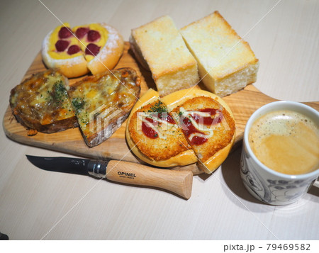 街のパン屋さんで買ったパン　オリーブカッティングボード 79469582