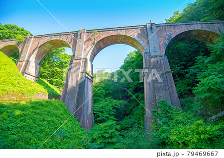 めがね橋　碓氷第三橋梁　初夏の風景　 79469667