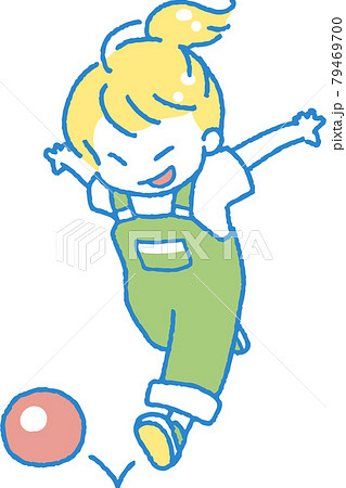 ボールを追いかけて遊ぶ子供のイラスト（主線色ブルー4色） 79469700