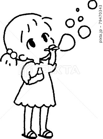 シャボン玉をして遊ぶ子供のイラスト（モノクロ線画） 79470343