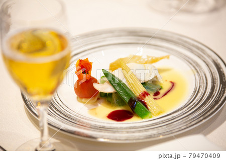 シャンパンと一緒に写るフレンチコース料理のイメージ画像 シャンパンと一緒に写るフレンチコース料理のイメージ画像 79470409