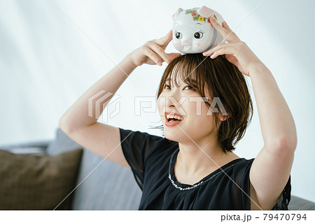 貯金箱と若い女性 貯金箱と若い女性 79470794
