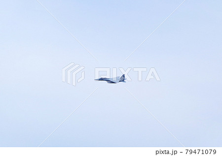 空の遥か彼方を飛行するF-15戦闘機 79471079