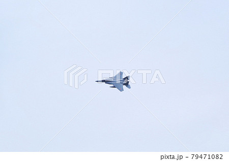 空の遥か彼方を飛行するF-15戦闘機 79471082