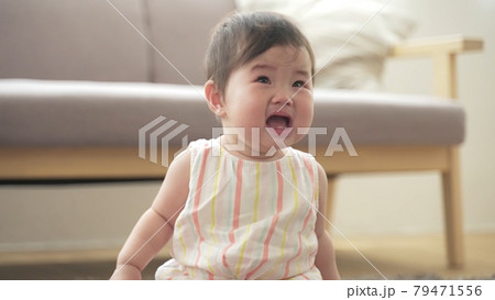 部屋で一人で泣く赤ちゃん 79471556