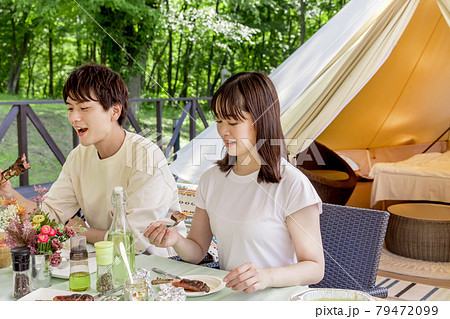 グランピングを楽しむカップル 79472099
