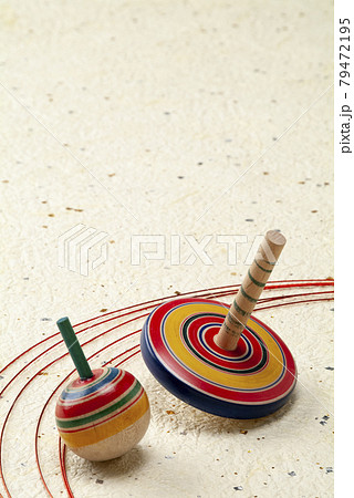 ベージュの背景に駒 ベージュの背景に駒 79472195