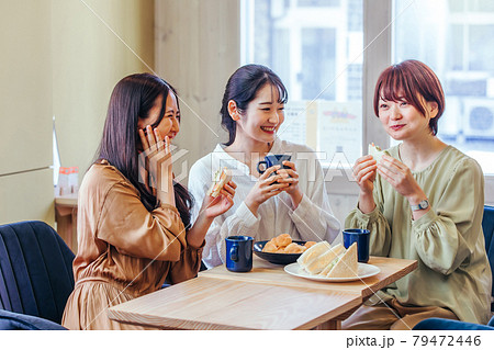 女子会 ランチ カフェ 飲食店にきた女性たちの写真素材