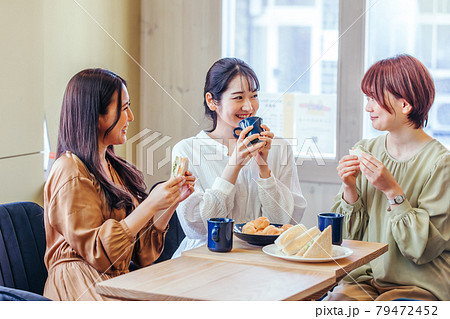 女子会 ランチ カフェ 飲食店にきた女性たちの写真素材